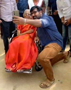 Voting over, Vijay Sethupathi makes wheelchair-bound fan's day, takes selfie with her - Vimarsana News