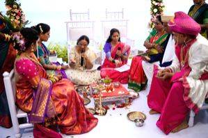 Widowed radio jockey defies male priests, performs daughter's marriage rituals - Vimarsana News