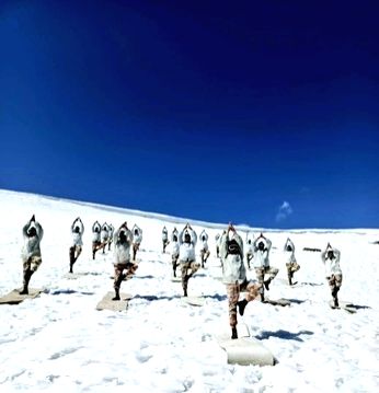 ITBP personnel perform yoga at 15,000 feet in snow-capped Himalayas - Vimarsana News
