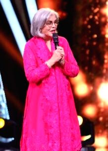 Zeenat Aman remembers how Dev Anand helped her to fight nervousness in front of the camera - Vimarsana News