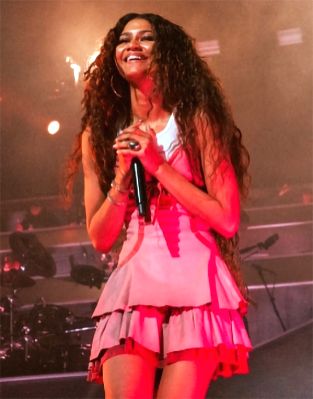 Zendaya, Sia, Maddie Ziegler surprise Coachella crowd as they join Labrinth - Vimarsana News