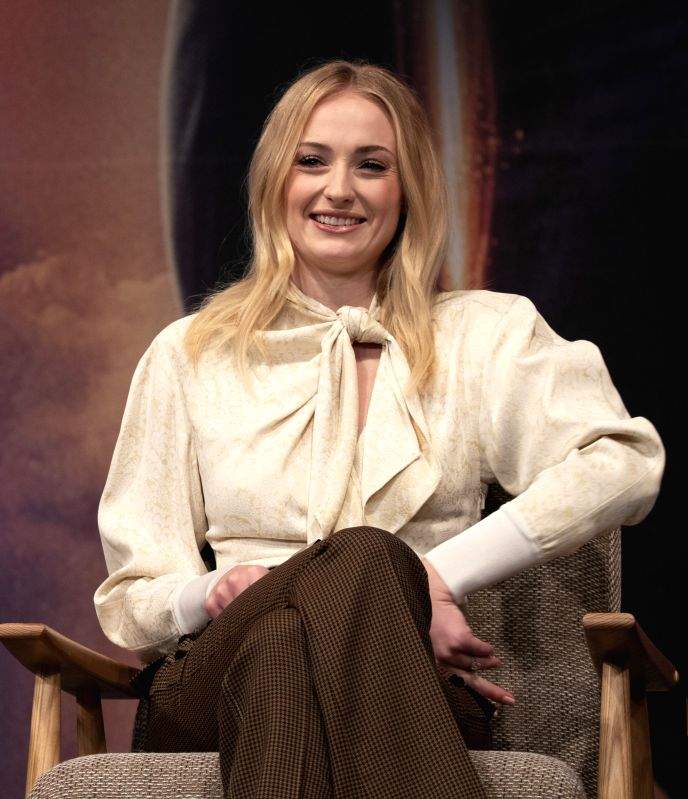 Sophie Turner seen getting cozy with aristocrat amid pending divorce - Vimarsana News