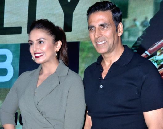 Huma Qureshi gets 'beaten up' by Akshay Kumar in BellBottom BTS video - Vimarsana News