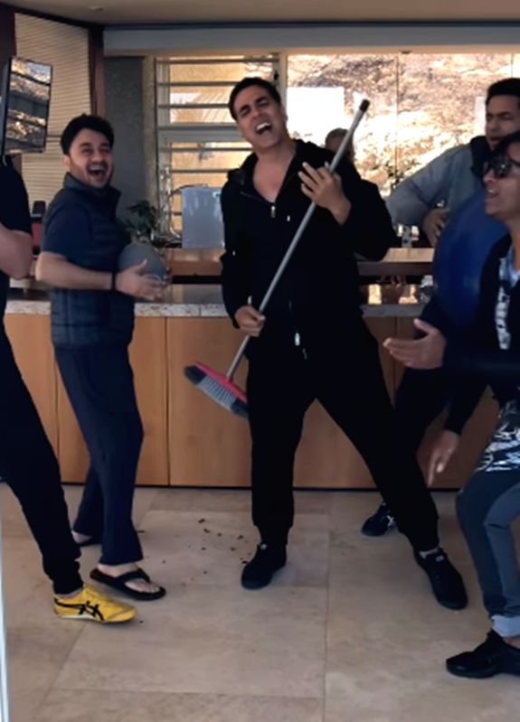 Akshay gives funny spin to 'Kya hua tera wada' with pals on Friendship Day - Vimarsana News