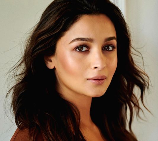 After pap invades Alia Bhatt's privacy, Anushka Sharma, Arjun Kapoor & others call out media house - Vimarsana News