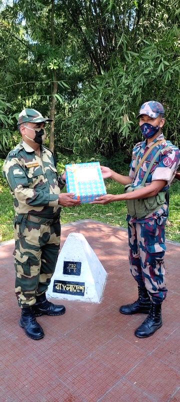 BSF, BGB exchange sweets and greetings at border - Vimarsana News
