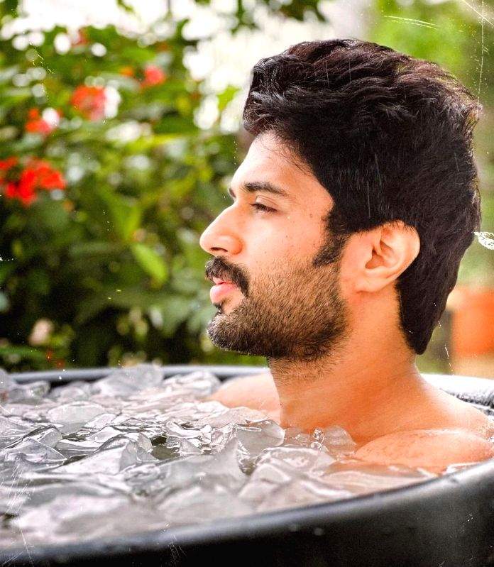 'Charming' Vijay Deverakonda takes ice bath on Sunday, fans say 'something is fishy' - Vimarsana News
