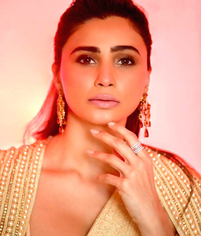 Daisy Shah to be seen sword-fighting, horse-riding in 'Lahora, The Kingdom' webseries - Vimarsana News