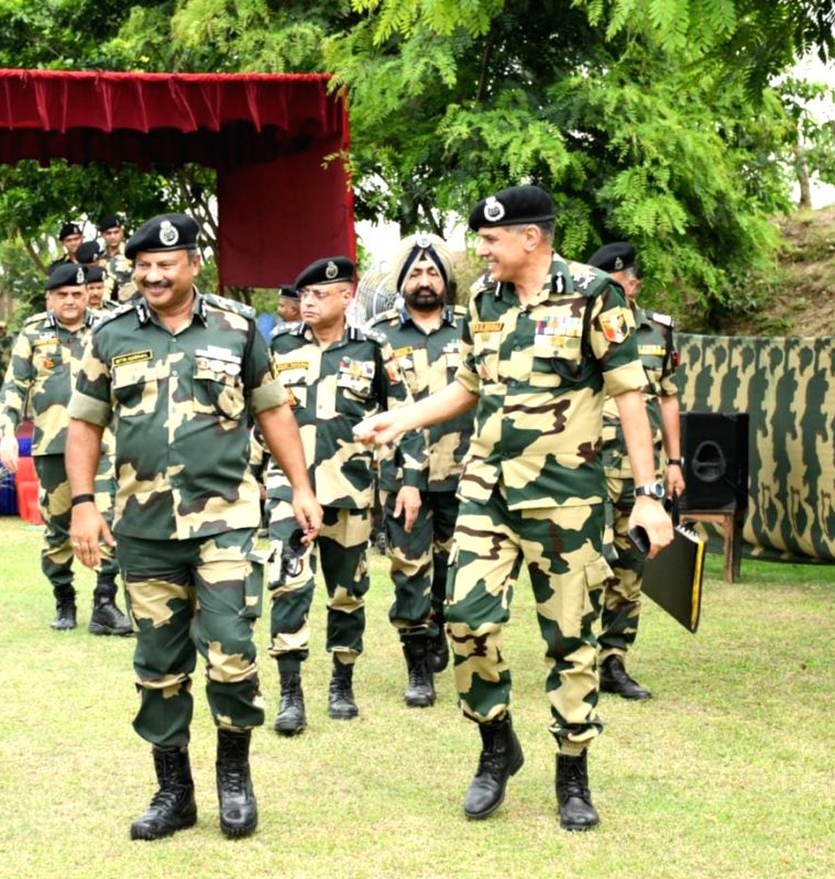 DG BSF visits Akhnoor border, takes stock of security situation - Vimarsana News