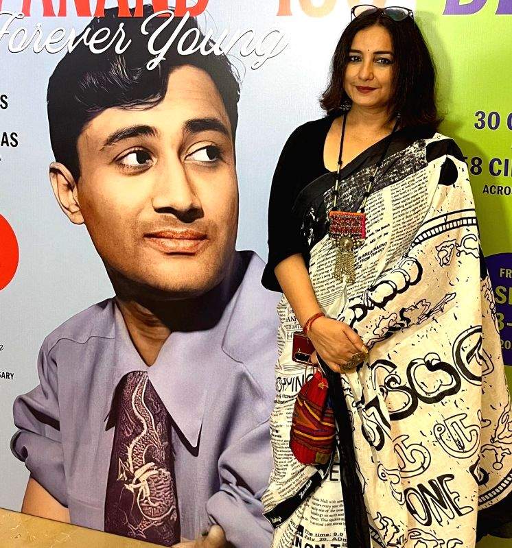 Divya Dutta watches 'Guide' in theater to celebrate 100 years of Dev Anand - Vimarsana News