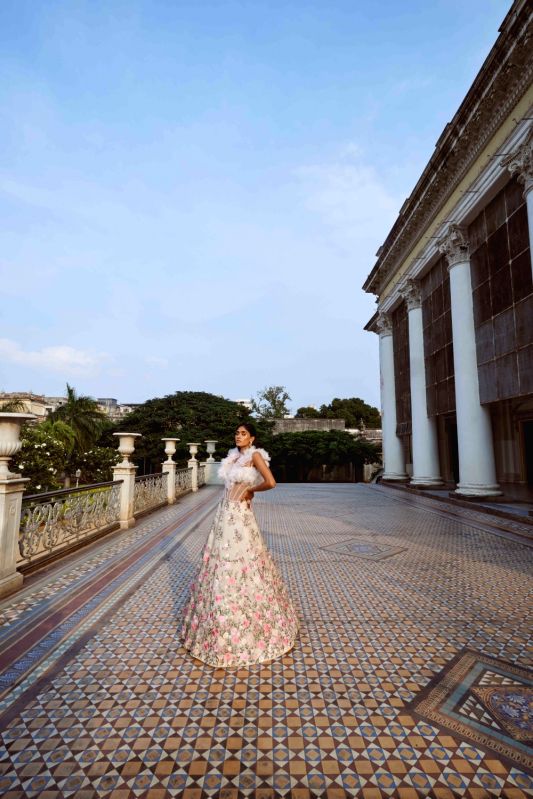 Elegance and glamour this festive season - Vimarsana News