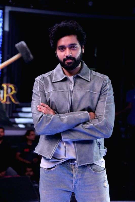 'Gadar 2' fame actor Utkarsh Sharma reveals he broke his leg before shoot of 'Main Nikla Gaddi Leke' - Vimarsana News