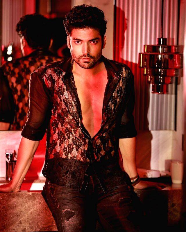 Gurmeet Choudhary shot for 'Tere Mere' in blistering Rajasthan heat wearing leather jackets - Vimarsana News