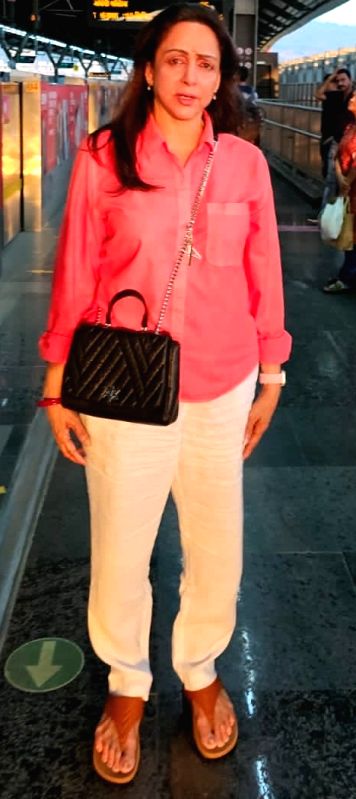 Wide-eyed Mumbaikars gape as 'Dreamgirl' Hema Malini enjoys Metro, auto rides (Ld) - Vimarsana News