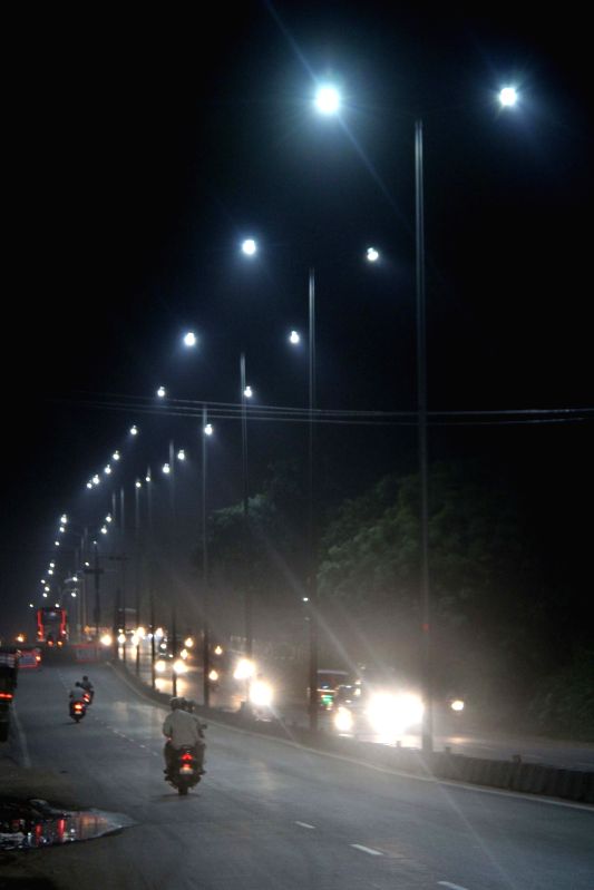 EESL targets installation of 1.6 cr more 'smart LED' streetlights by 2024 - Vimarsana News