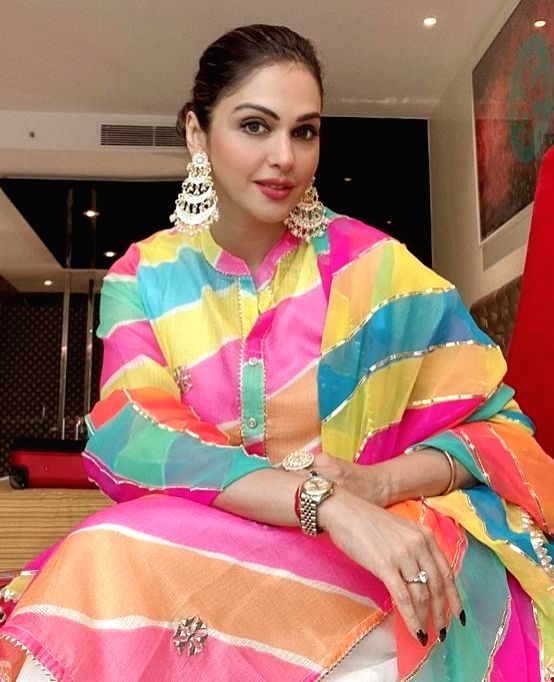 Isha Koppikar briefs about relevance of different colours in Navratri - Vimarsana News