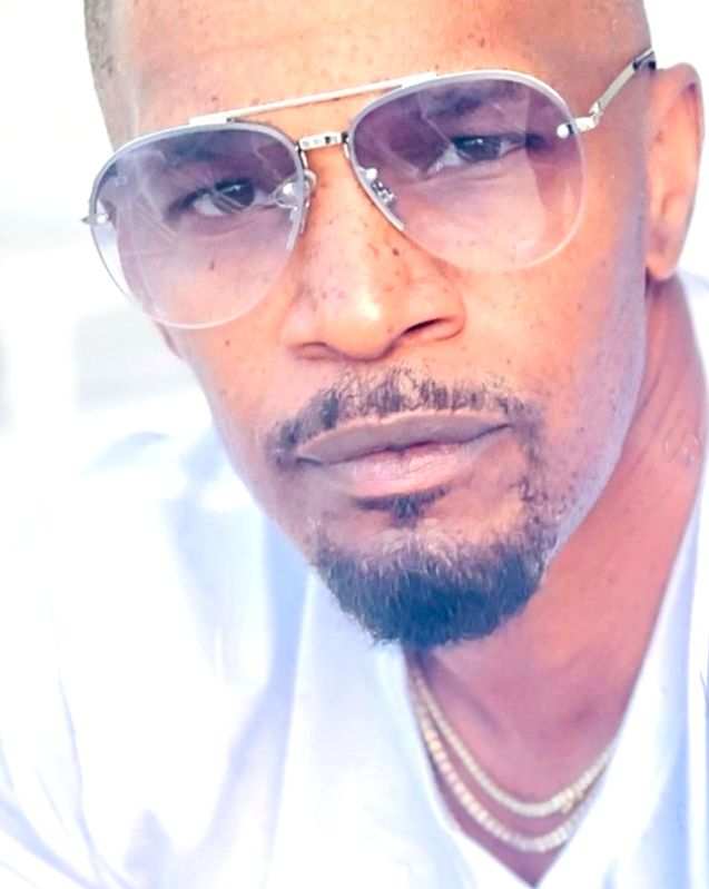 Jamie Foxx gets emotional in 1st public appearance since medical scare - Vimarsana News