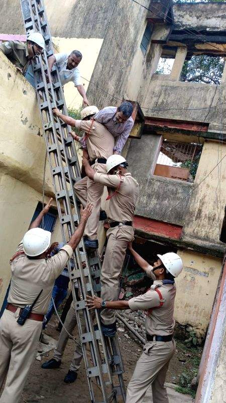 Jharkhand: CISF Fire Wing rescues 21 persons from building collapse site - Vimarsana News
