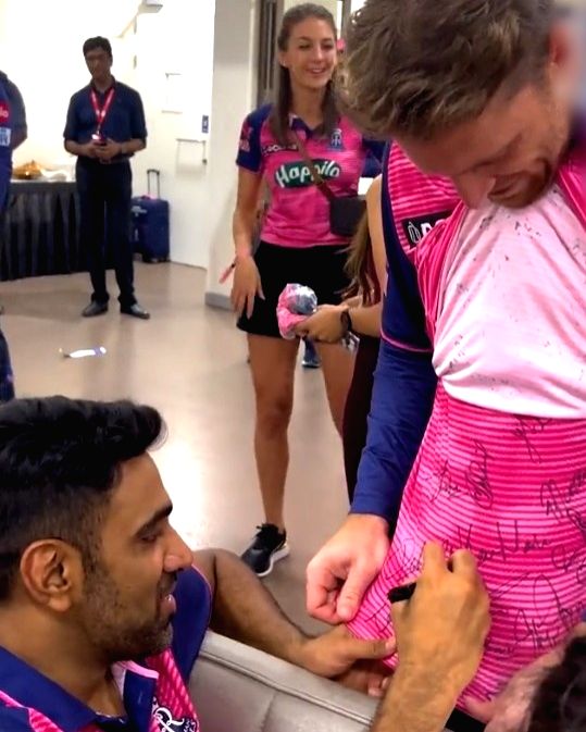 Jos Buttler carries a 't-shirt load' of autographs back home - Vimarsana News