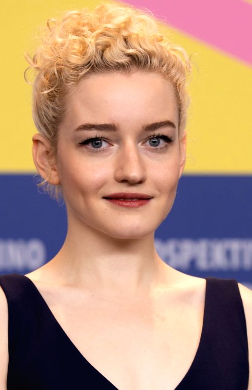 Julia Garner refuses to give up acting as she's 'not good' at other things - Vimarsana News
