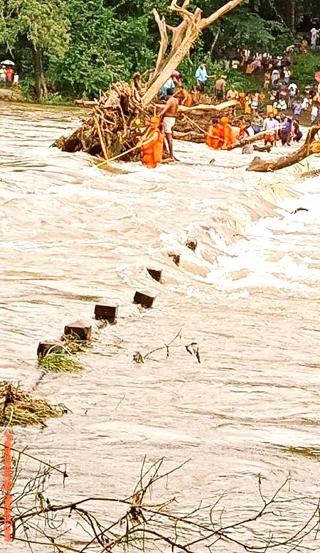 Kerala floods: Army, Navy, Air Force roped in for rescue, relief ops - Vimarsana News