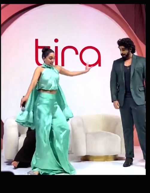 Kiara almost falls on Kareena's lap, Arjun Kapoor helps by holding her hand - Vimarsana News
