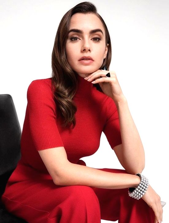 Lily Collins 'loves' being compared to Sarah Jessica Parker on 'Emily in Paris' - Vimarsana News
