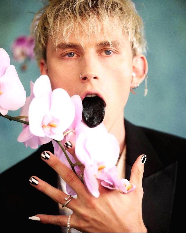 Machine Gun Kelly 'had a breakdown' before getting blackout tattoo - Vimarsana News
