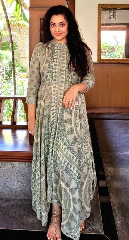 'Annaatthe' actress Meena, family members test positive for Covid - Vimarsana News