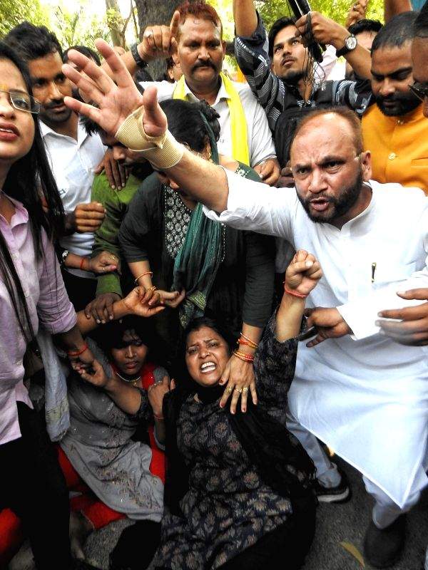 ED summons to Kejriwal: Police detain 17 protesters in NE Delhi - Vimarsana News