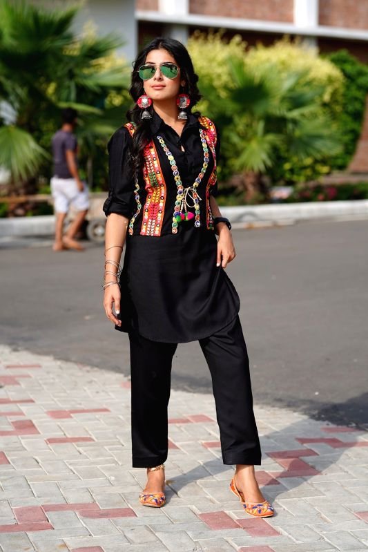 Isha Malviya, Ankit Gupta's new video 'Ladeya Na Kar' is out - Vimarsana News