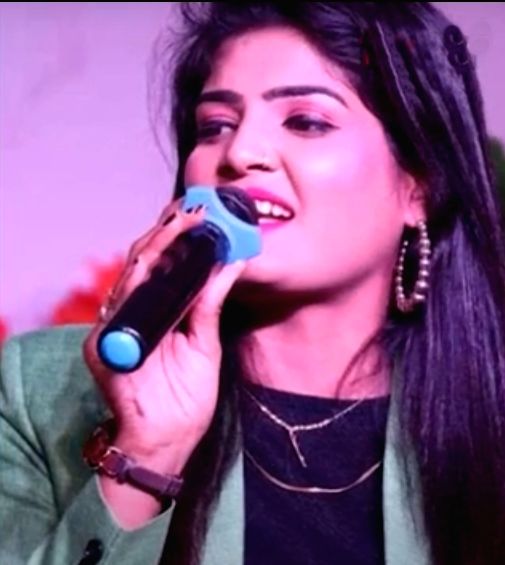 Bhojpuri singer Nisha Upadhyay injured in celebratory firing in Chapra - Vimarsana News