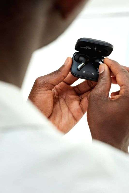 Chinese brands hit at Indian TWS earbuds brands' dominance, capture 17% share - Vimarsana News