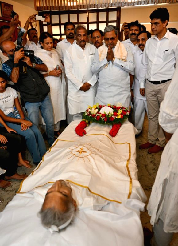 Ooman Chaandy's death is loss of pro-people politics: Siddaramaiah - Vimarsana News