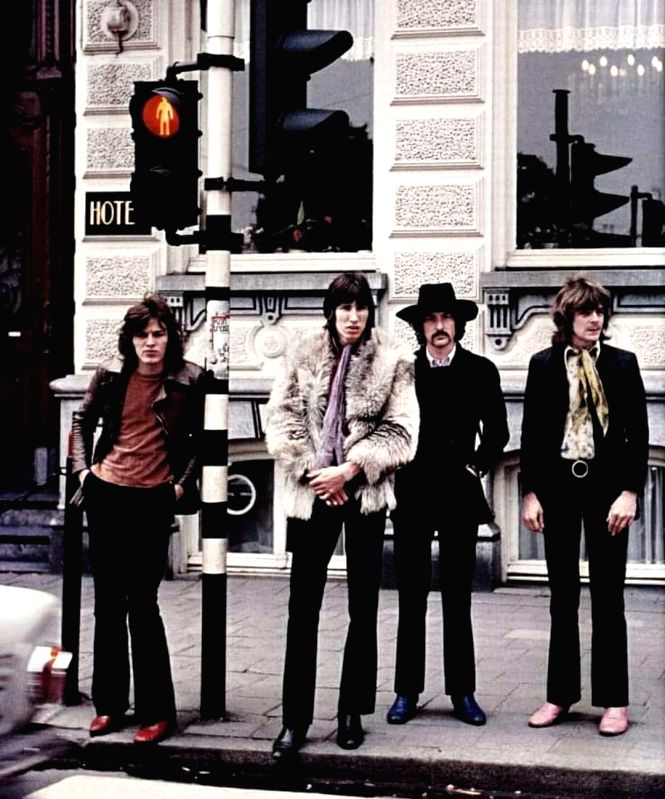 Pink Floyd reunite for Ukraine protest song - Vimarsana News