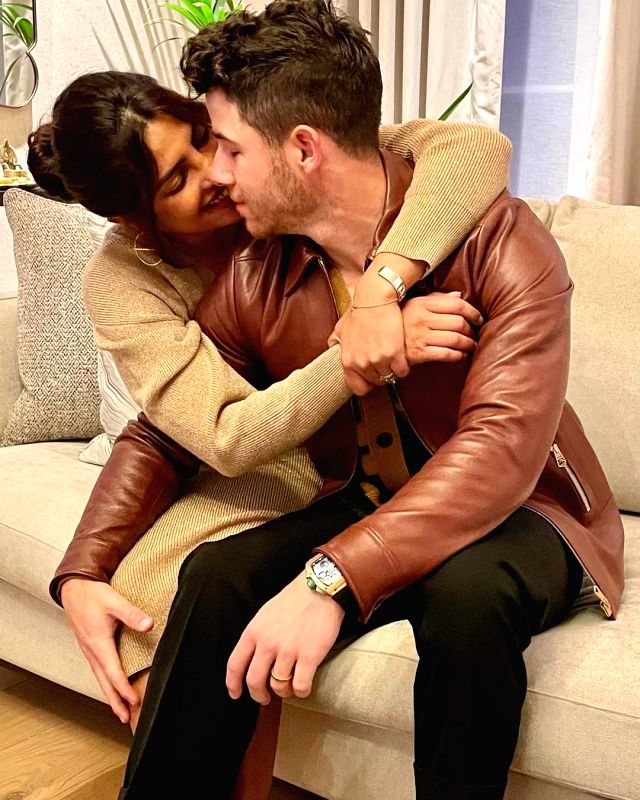 Priyanka Chopra flaunts Nick Jonas' gift to her, calls him 'best husband ever' - Vimarsana News
