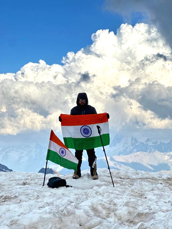 Punjab Police officer hosts tricolour on Mount Elbrus - Vimarsana News