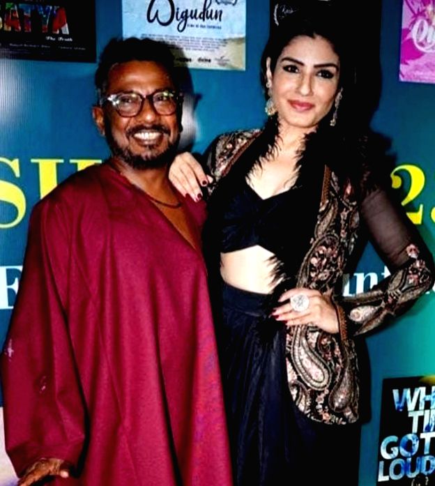Raveena felicitates Onir with Kashish Rainbow Warrior Award for 'Pine Cone' - Vimarsana News