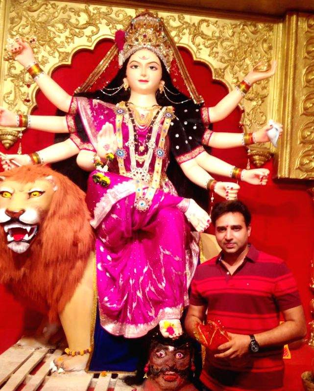 Romanch Mehta on visiting Durga Puja pandal, relishing delicious bhog in Navrarti - Vimarsana News