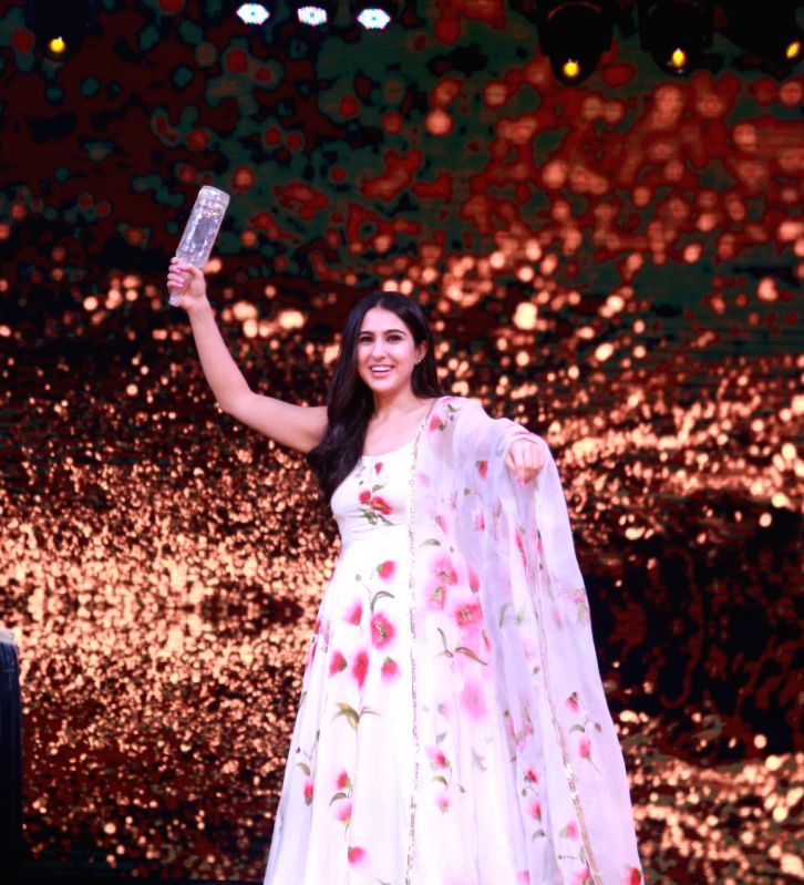 Sara Ali Khan smashes soda bottles with bare hands on 'Sa Re Ga Ma Pa'! - Vimarsana News