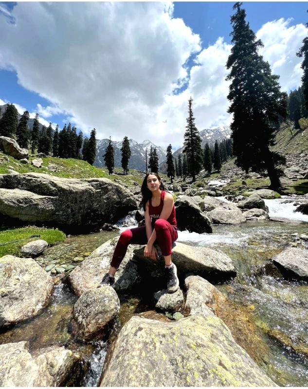 Sara Ali Khan aims for work-life balance with Kashmir trek - Vimarsana News