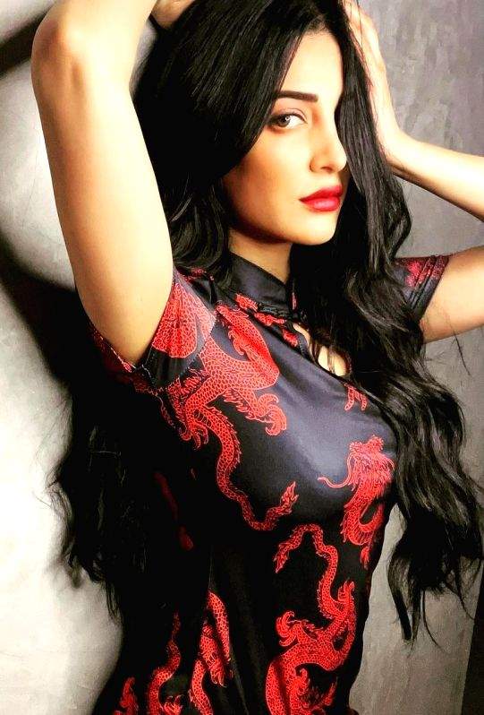 Shruti Haasan rocks out to heavy metal while shedding weight, raises devil horns - Vimarsana News