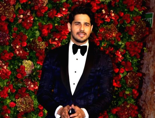 Sidharth Malhotra exudes panache in a black suit - Vimarsana News