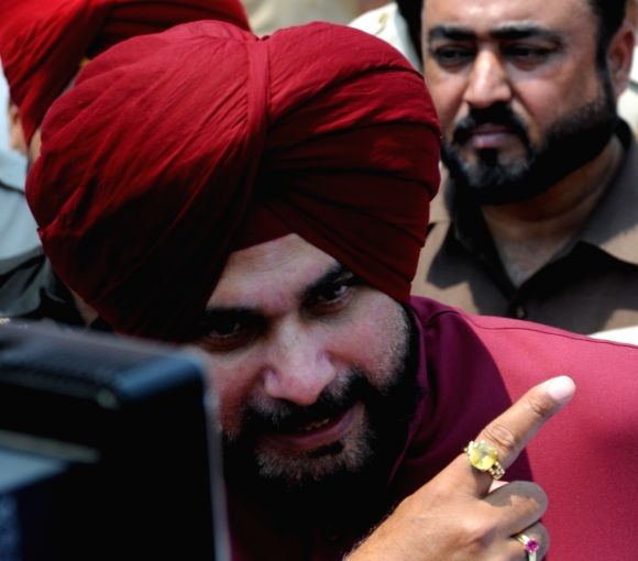 Sidhu meets Rahul Gandhi, withdraws resignation as Punjab Cong president - Vimarsana News