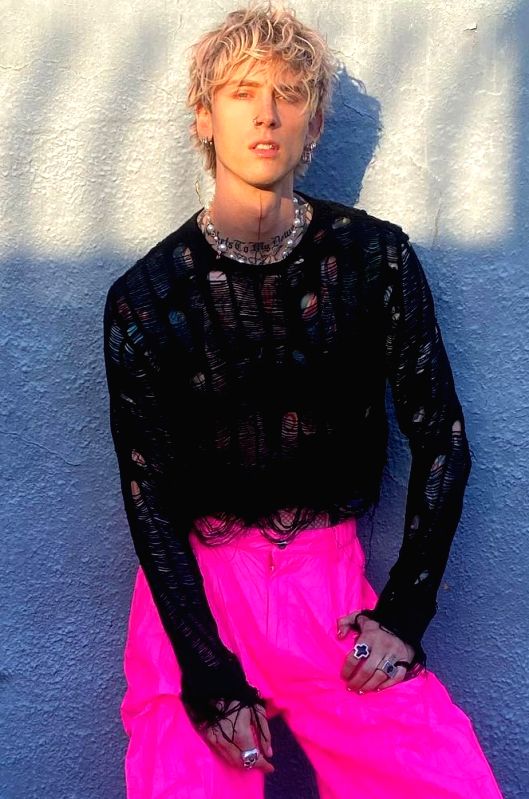 Machine Gun Kelly groped at concert - Vimarsana News