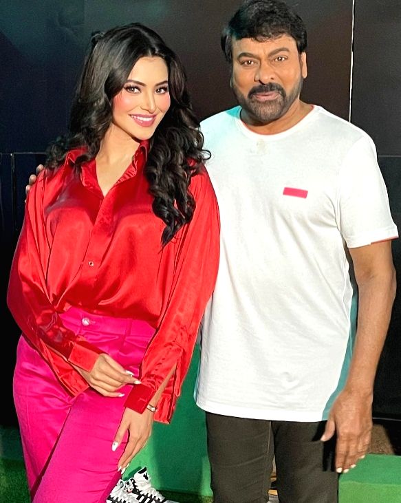 Urvashi Rautela poses with Cheeranjeevi, gears up for special appearance in his next - Vimarsana News