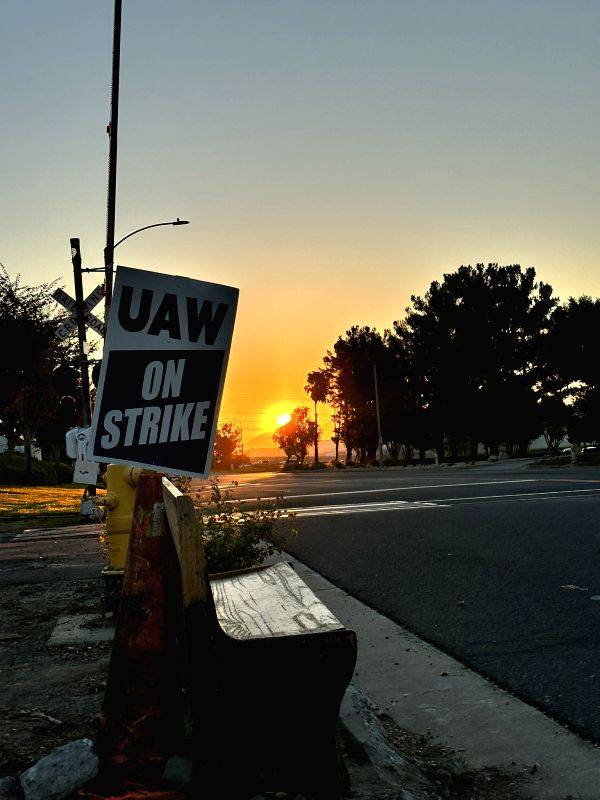 US truck workers go on strike after agreement fails - Vimarsana News