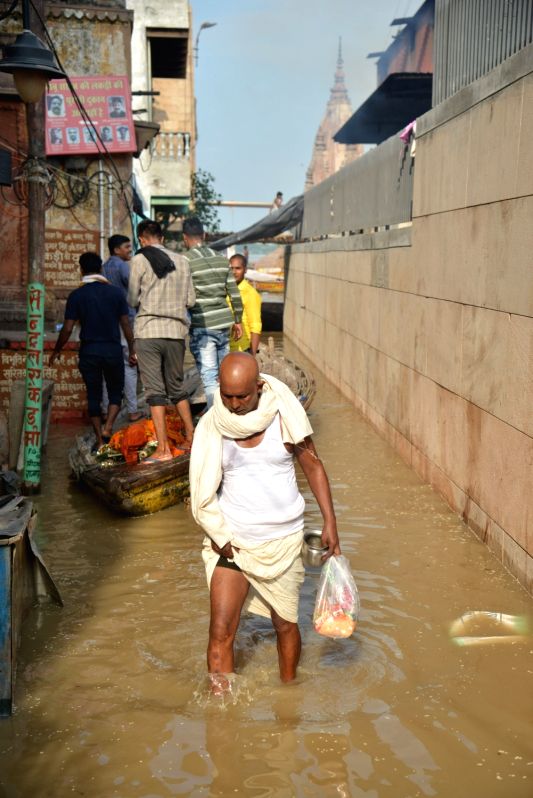 Ganga floods low lying areas in Varanasi, thousands evacuated - Vimarsana News