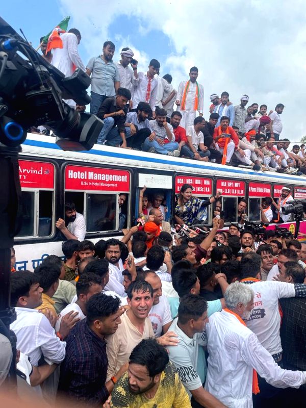 Violence as BJP leaders court arrest in protest against Gehlot govt, over dozen workers injured - Vimarsana News