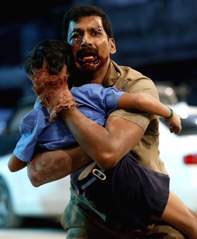 Vishal plays a constable and a dad to a seven-year-old in 'Laththi' - Vimarsana News
